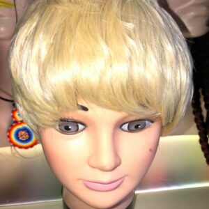 Perruque cheveux courts, garçonne.