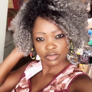 Perruque frisée naturelle.