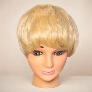 Perruque courte blonde style garçonne – Sylvie Cosmétiques Rennes